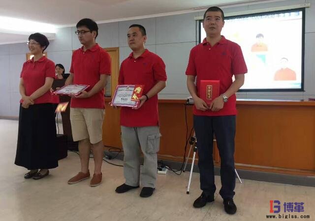 公司總倡導者為獲獎者頒獎 公司總倡導者為獲獎者頒獎